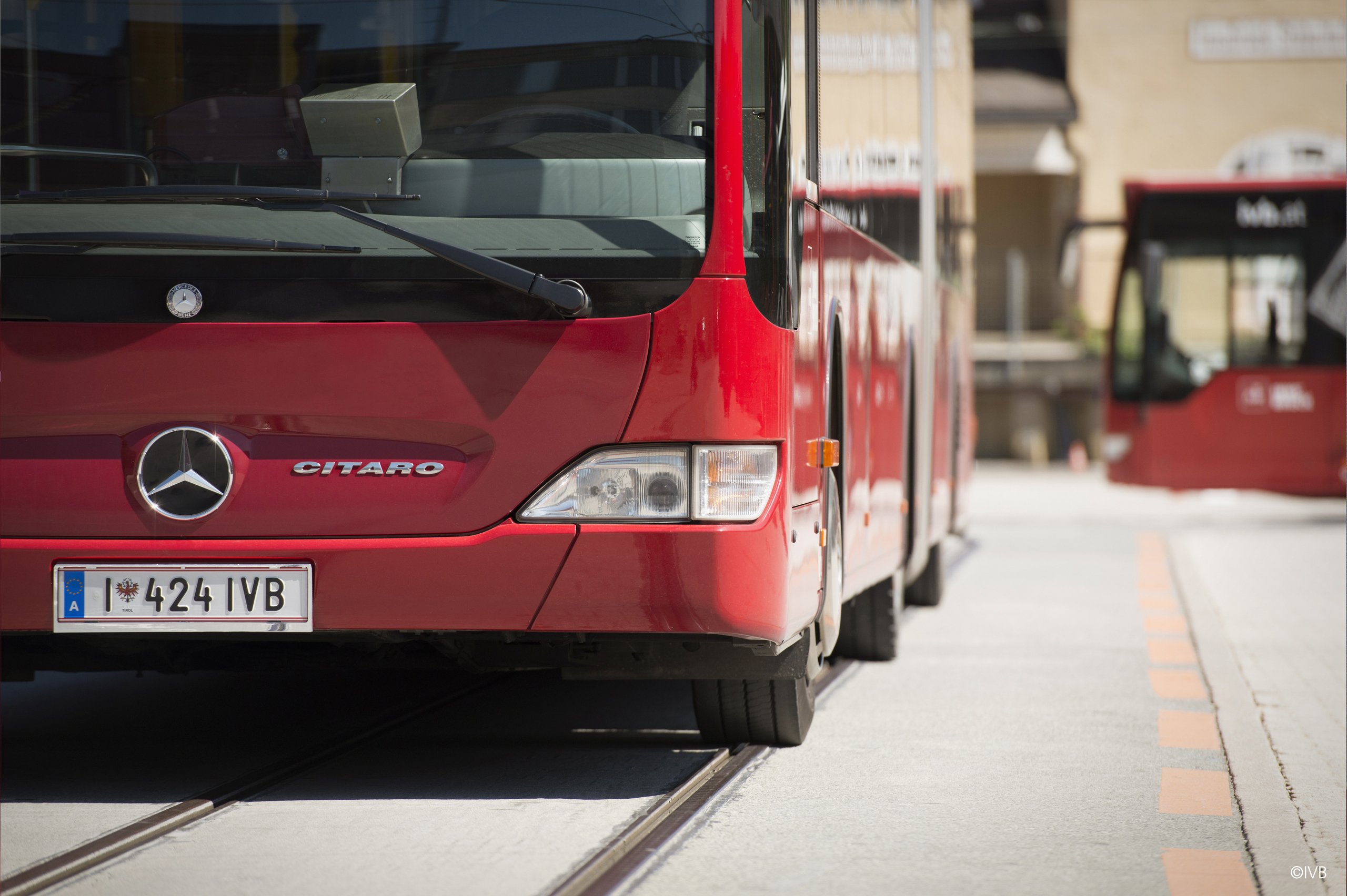 Straße in der Rossau mit dem Gebäude von Mode von Feucht im Hintergrund. Fokus liegt auf der Straße